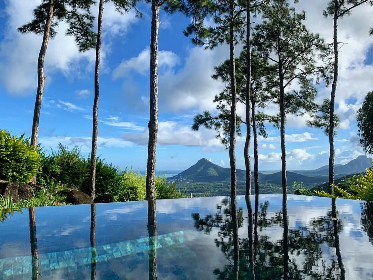 Image Suite vue mer avec piscine