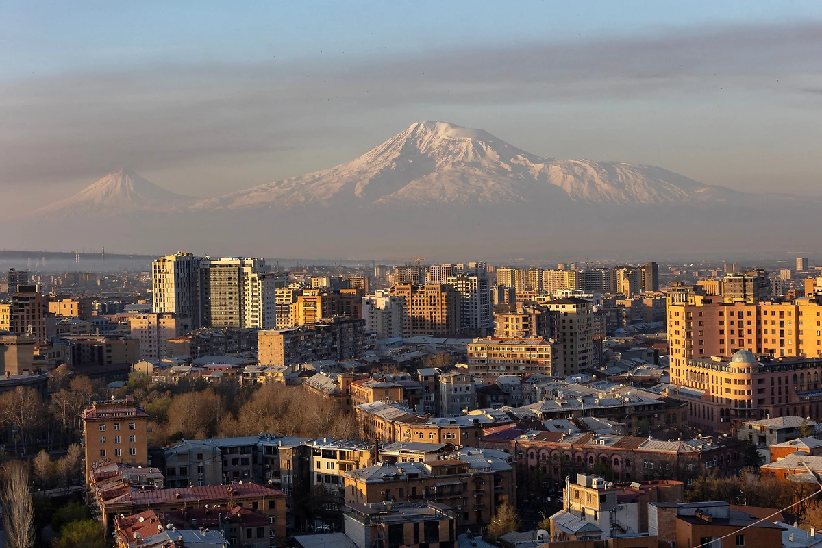 Skyline d'Everan devant le Mont Aran, Arménie