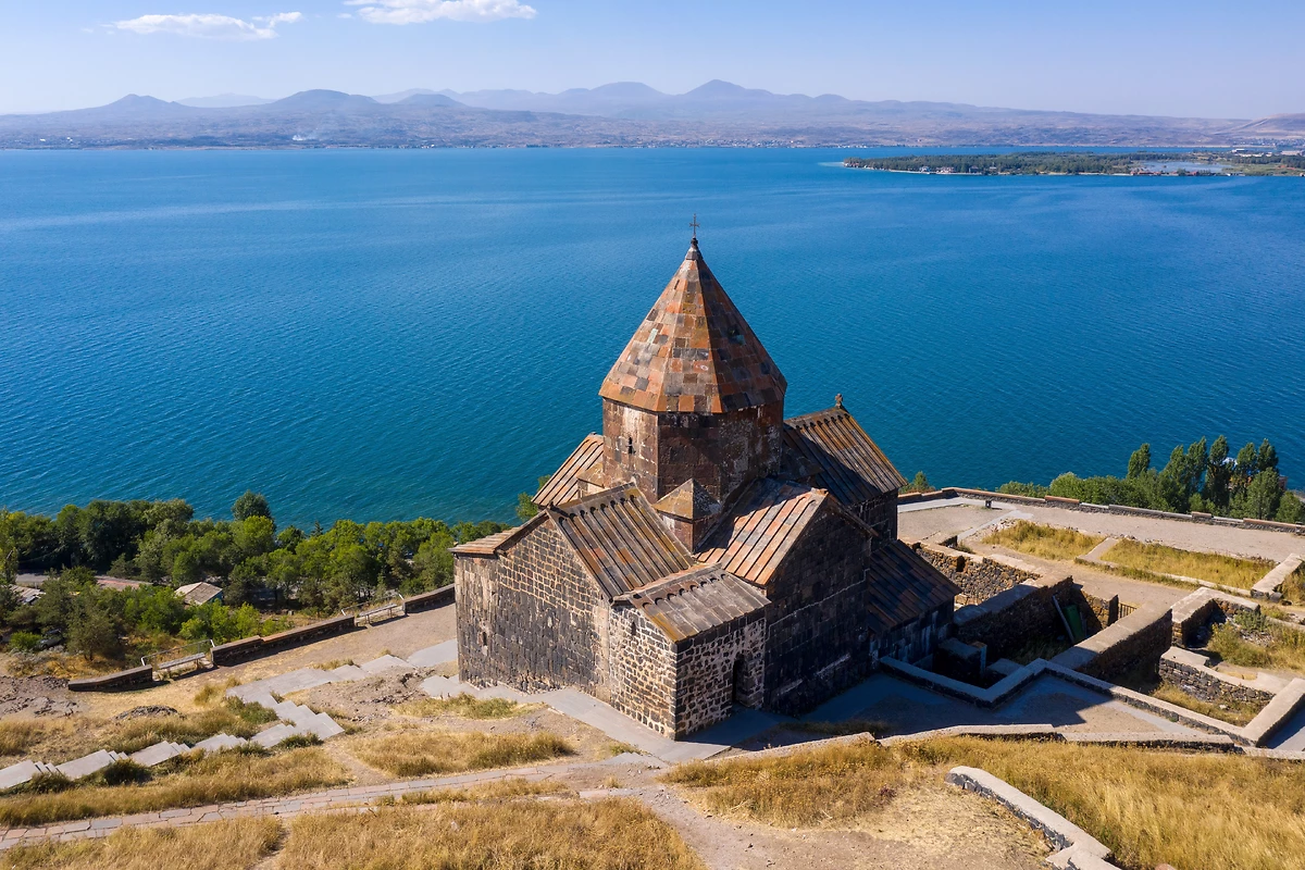 Vue aérienne de l'église Surp Arakelots, Lac Sevan, Arménie