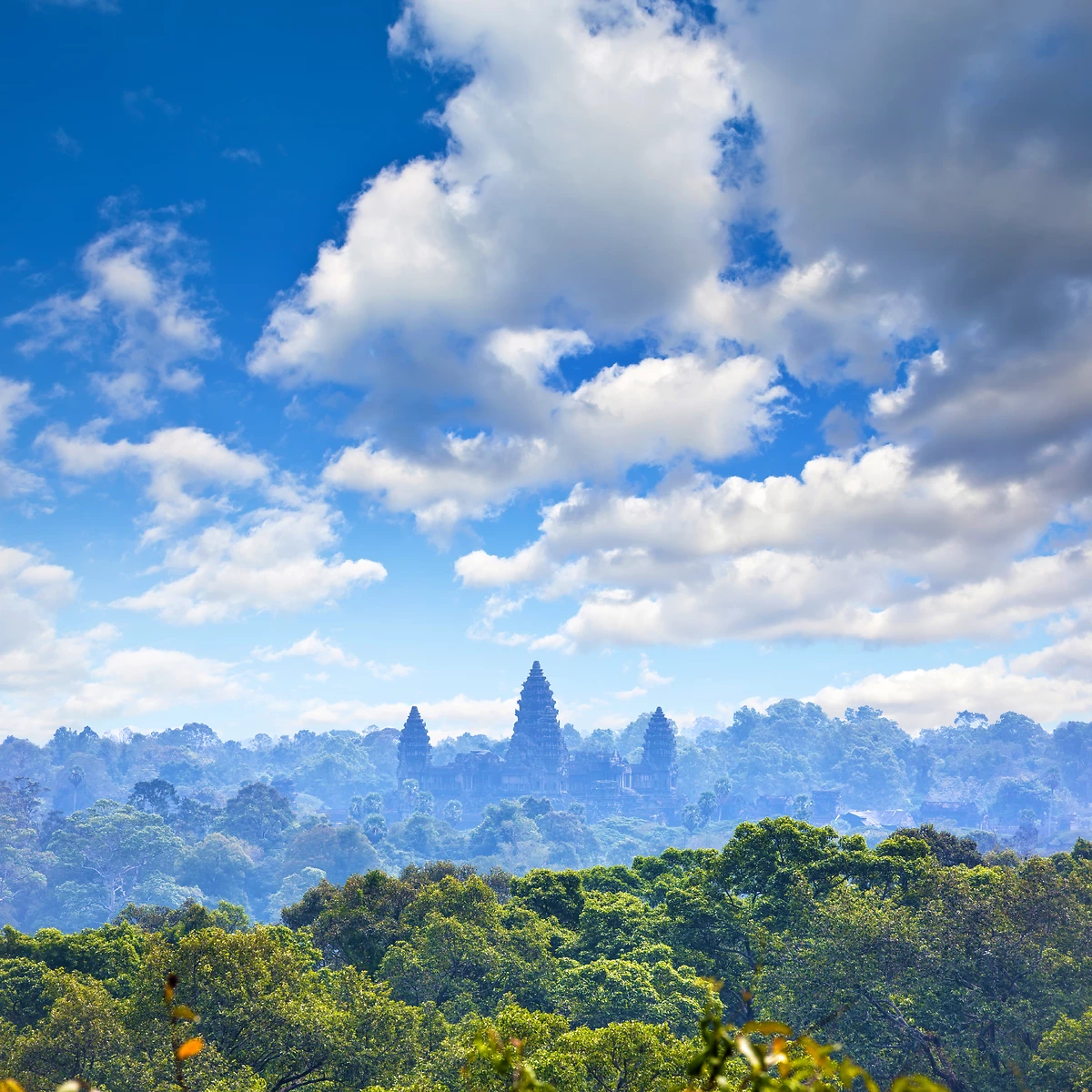 Vue aérienne du temple d'Angkor Wat qui émerge de la jungle, Siem Reap, Cambodge