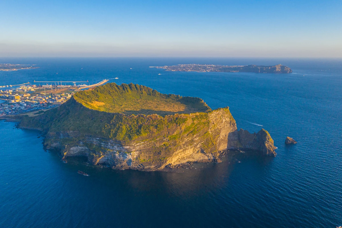 Lever de soleil sur Seongsan Ilchulbong, île de Jeju, Corée du Sud