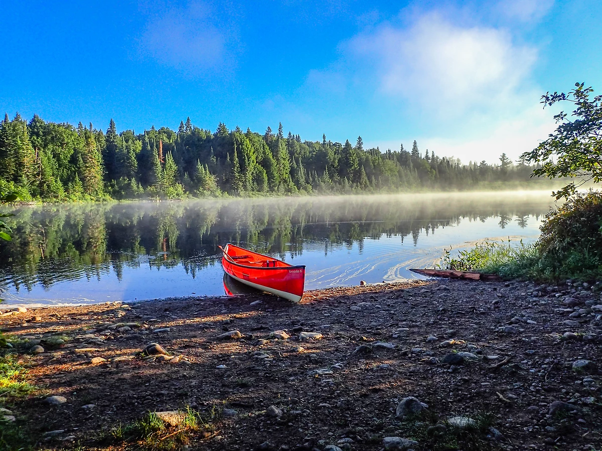 Canoë au bord d'un lac, parc d'Algonquin, Ontario, Canada