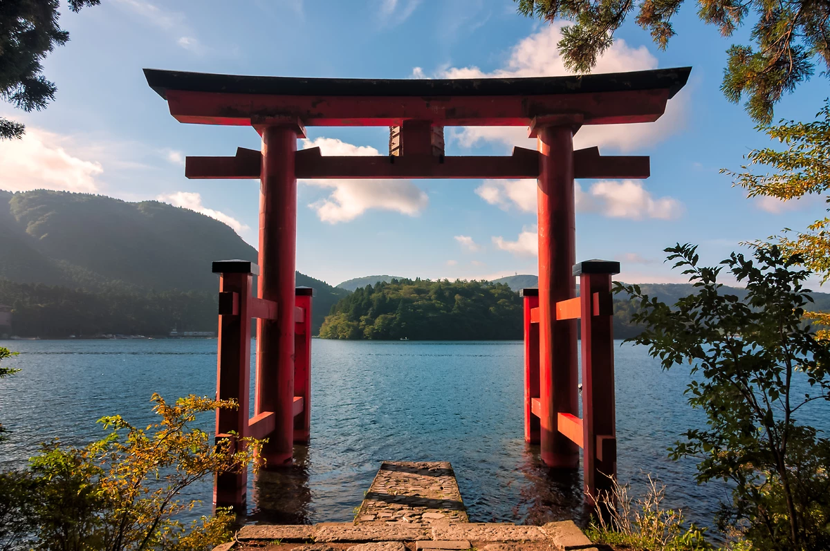 Torii sur la rive du lac Ashi, près du mont Fuji, Hakone