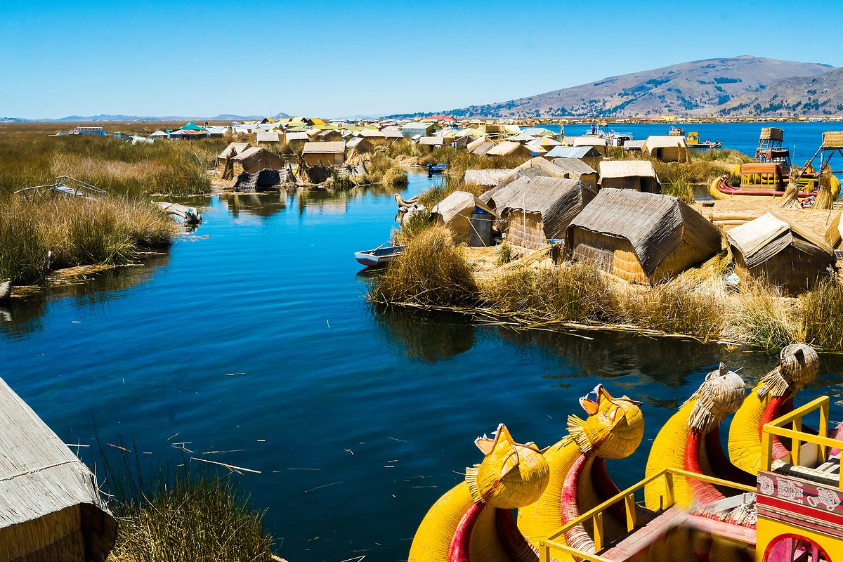 Îles flottantes d'Uros et bateaux traditionnels, Puno, Pérou