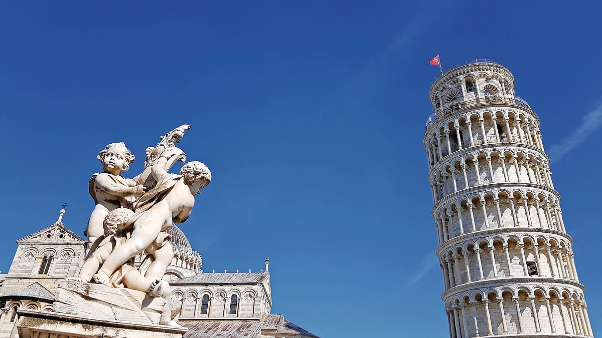 Sculpture et Tour de Pise, place Miracoli, Pise, Italie