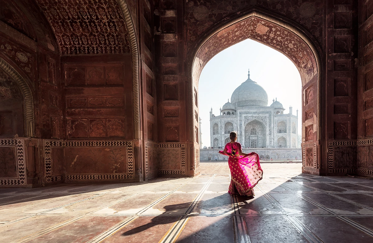  Femme de dos dans un sari rose, Taj Mahal, Agra, Inde