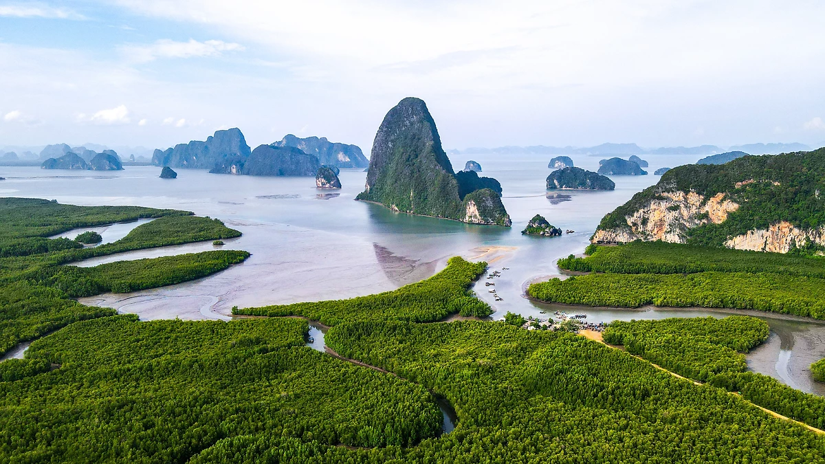 Vue panoramique du paysage montagneux de Samet Nangshe dans la baie de Phang Nga, Thaïlande