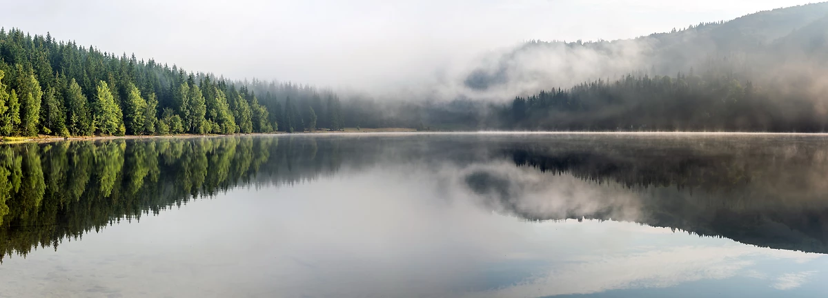Lac embrumé au matin, Sainte-Anne-du-Lac, Québec, Canada