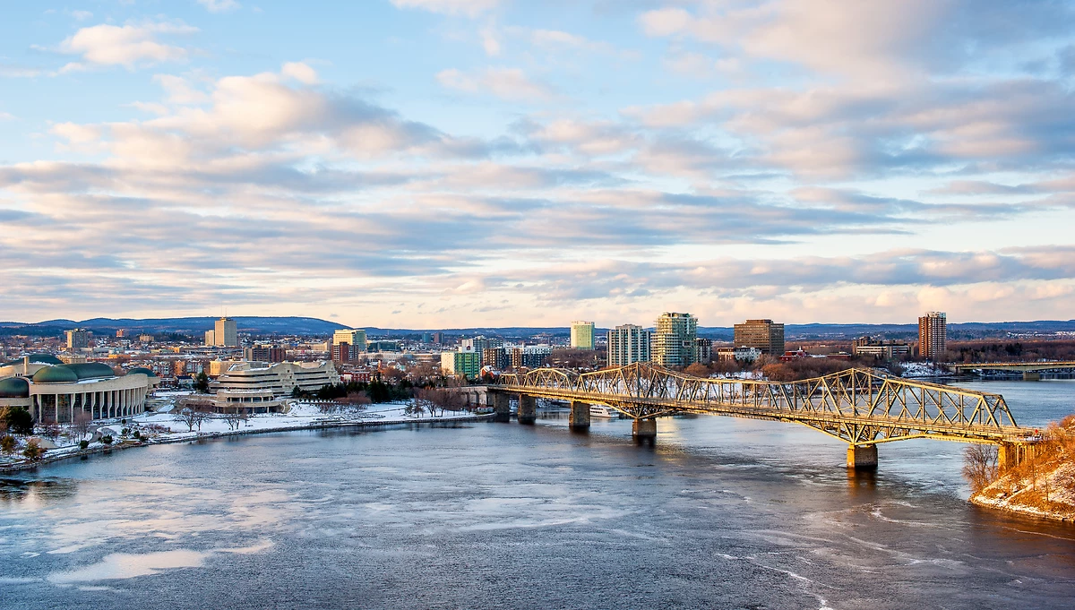 Panorama de Gatineau située derrière la colline du Parlement d'Ottawa, Canada