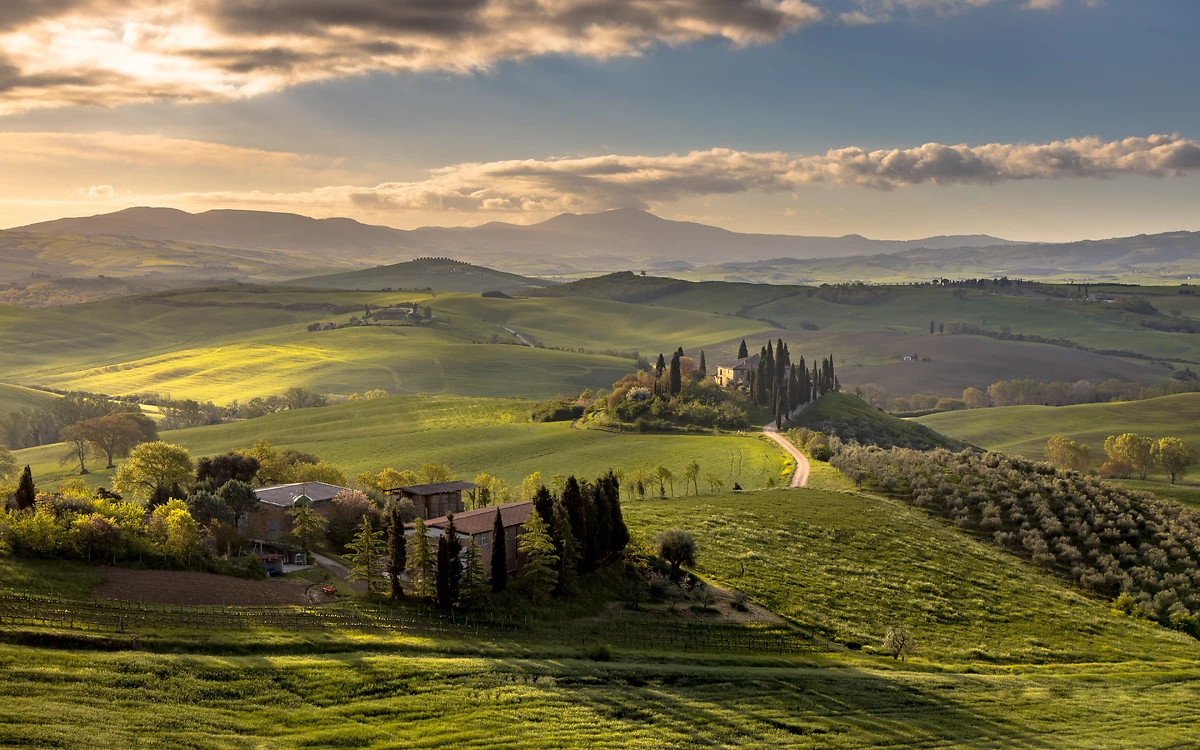 Lever du soleil sur la campagne toscane, près de San Quirico d'Orcia, Toscane, Italie