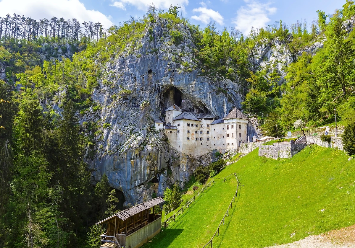 Château à l'entrée d'une grotte, Postojna, Slovénie