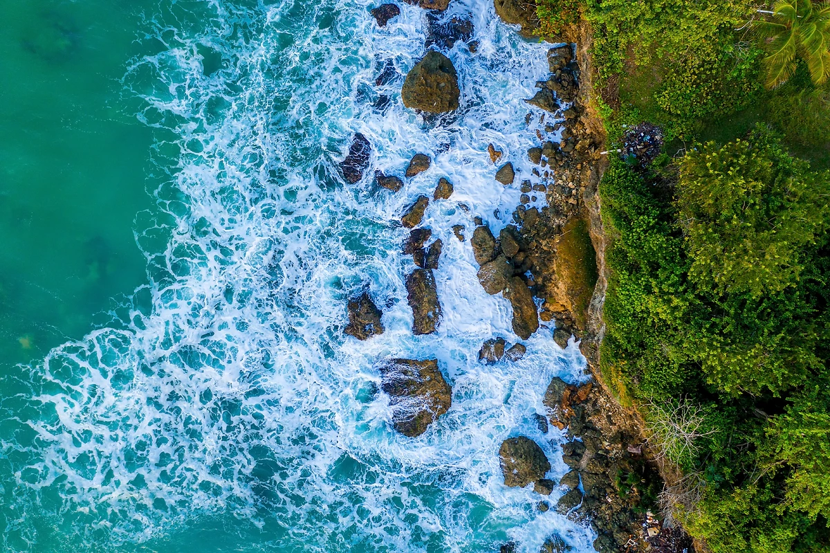 Vue aérienne de la côte de l'île de Raivavae