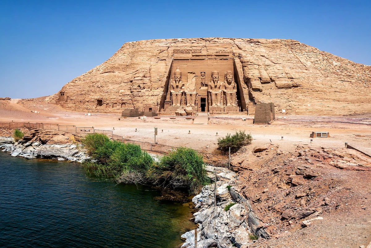 Vue du temple d'Abou Simbel et de la rive du lac Nasser, Égypte