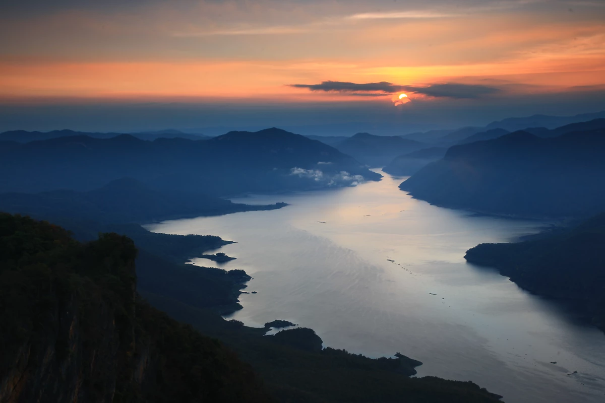 Falaise Pha Daeng Luang, le long de la rivière Mae Ping, parc national de Mae Ping, district de Li, province de Lamphun, Thaïlande