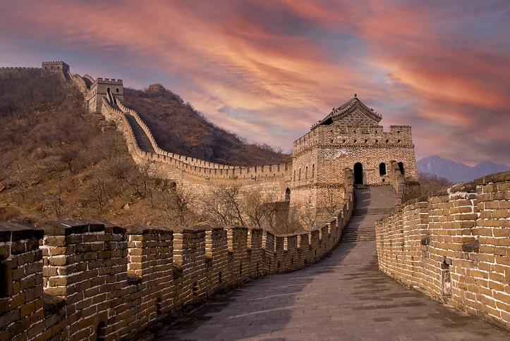 Tour de guet sur la Grande Muraille de Chine au coucher du soleil