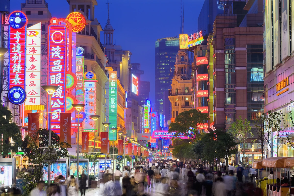 Nanjing Road au crépuscule, Shanghai, Chine