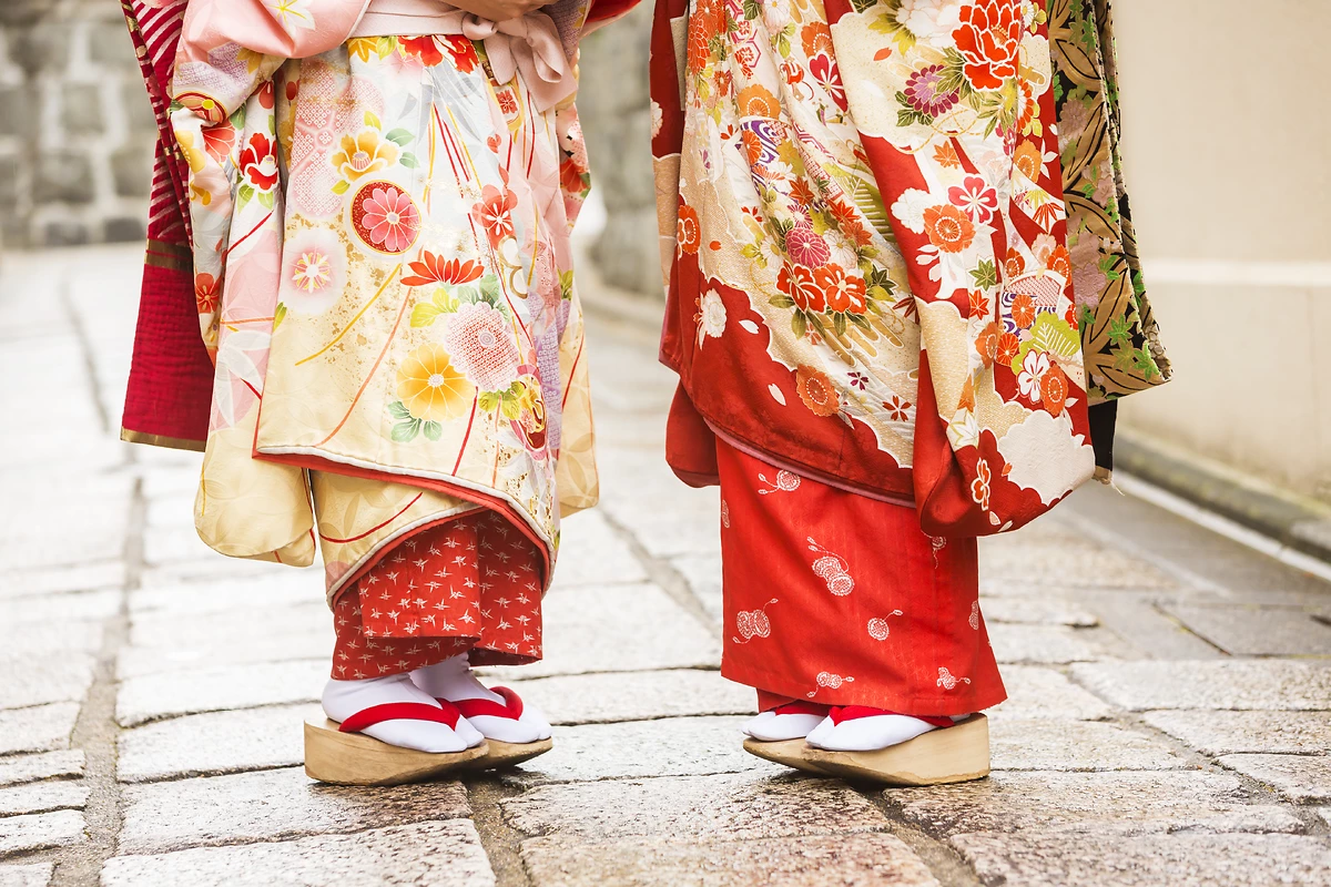 Apprenties geishas, marchant dans le quartier historique de Gion, Kyoto, Japon