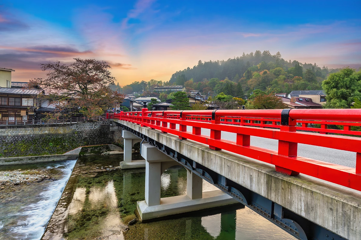 Pont rouge Nakabashi et la rivière Miyagawa, Takayama