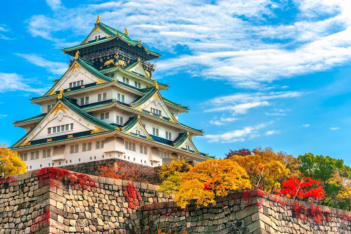 Le château d'Osaka avec les feuilles d'automne, Japon