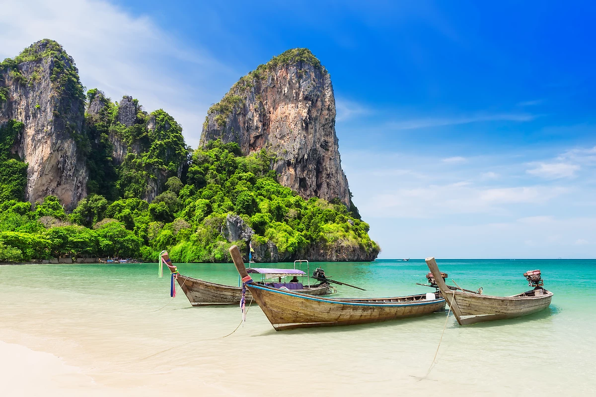 Bateaux thaïs traditionnels sur une plage de Krabi, Thaïlande.