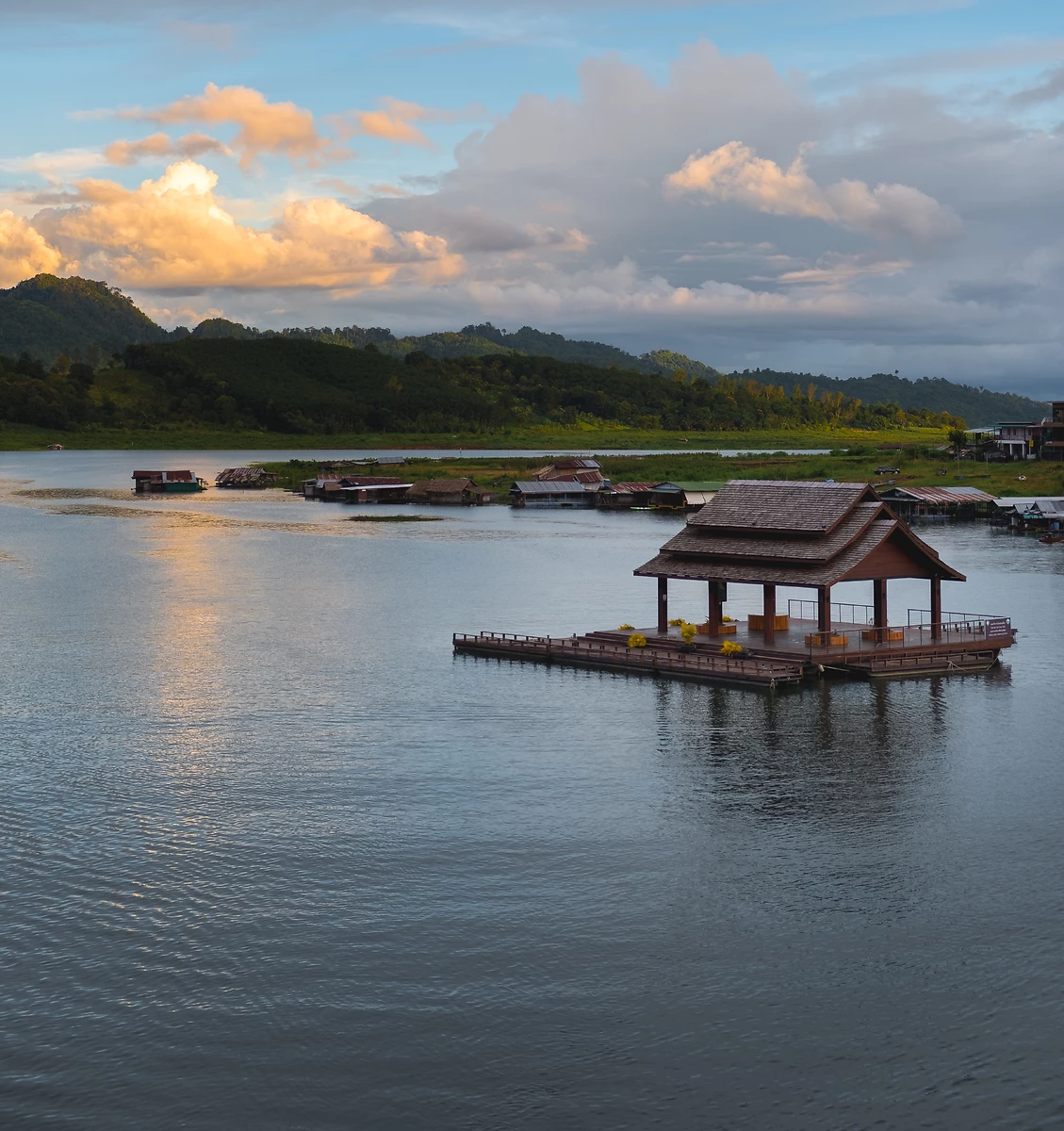 Pont en bois Mon, rivière Kwai, Kanchanaburi, Thaïlande