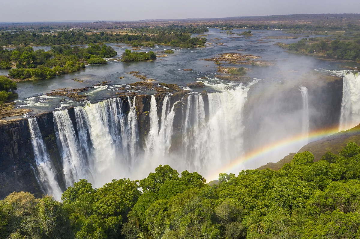 Vue aérienne des célèbres chutes Victoria à la frontière entre la Zambie et le Zimbabwe