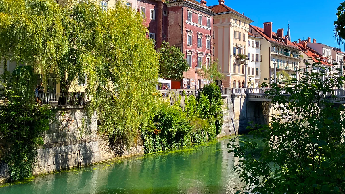 Vue sur la rivière Ljubljanica depuis les berges, Ljubljana, Slovénie