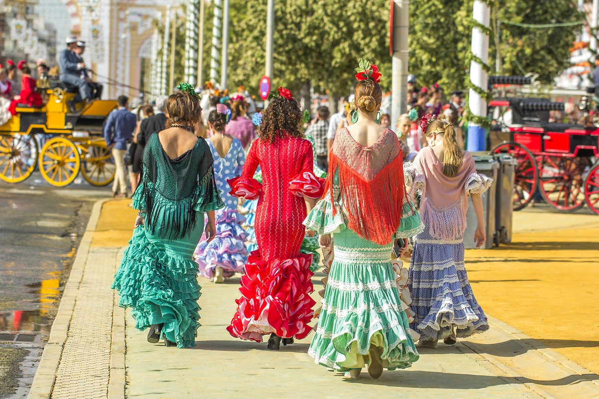 Danseuses de flamenco se promenant dans la rue, Séville, Espagne