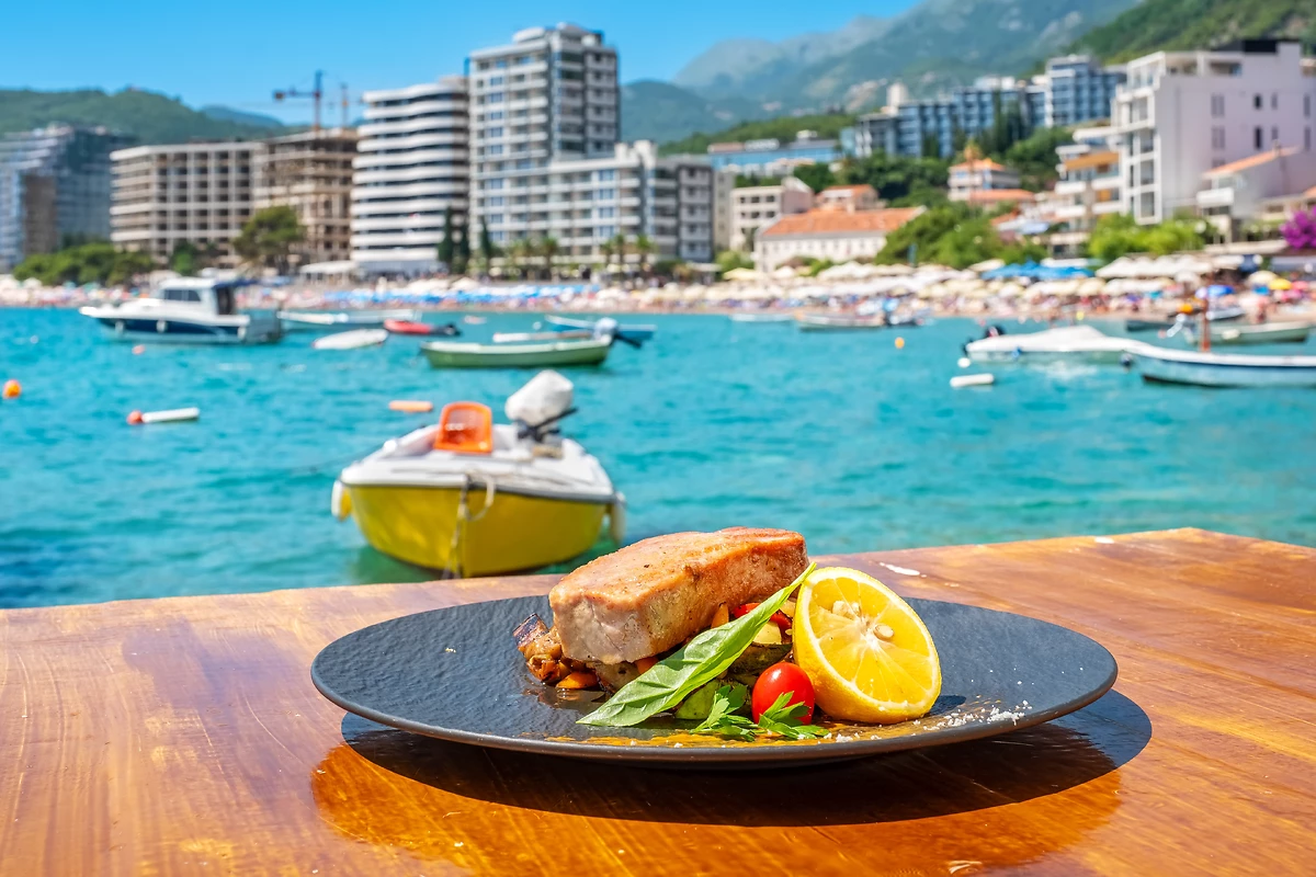 Plat de thon en bord de mer, Monténégro