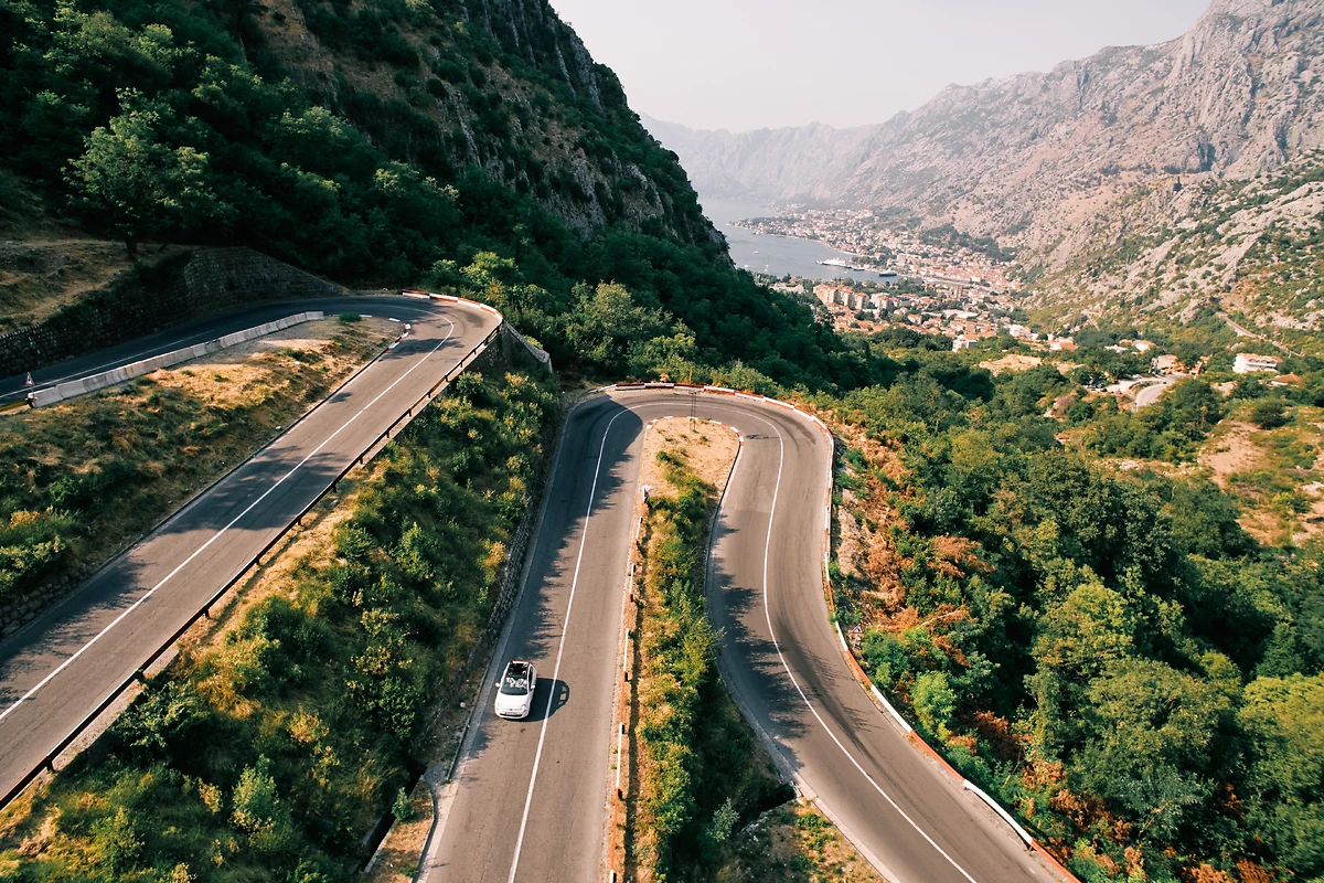 Route remontant depuis la baie de Kotor, Monténégro
