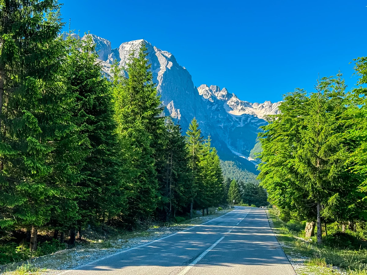 Route dans le parc de Valbone, Alpes albanaises, Albanie