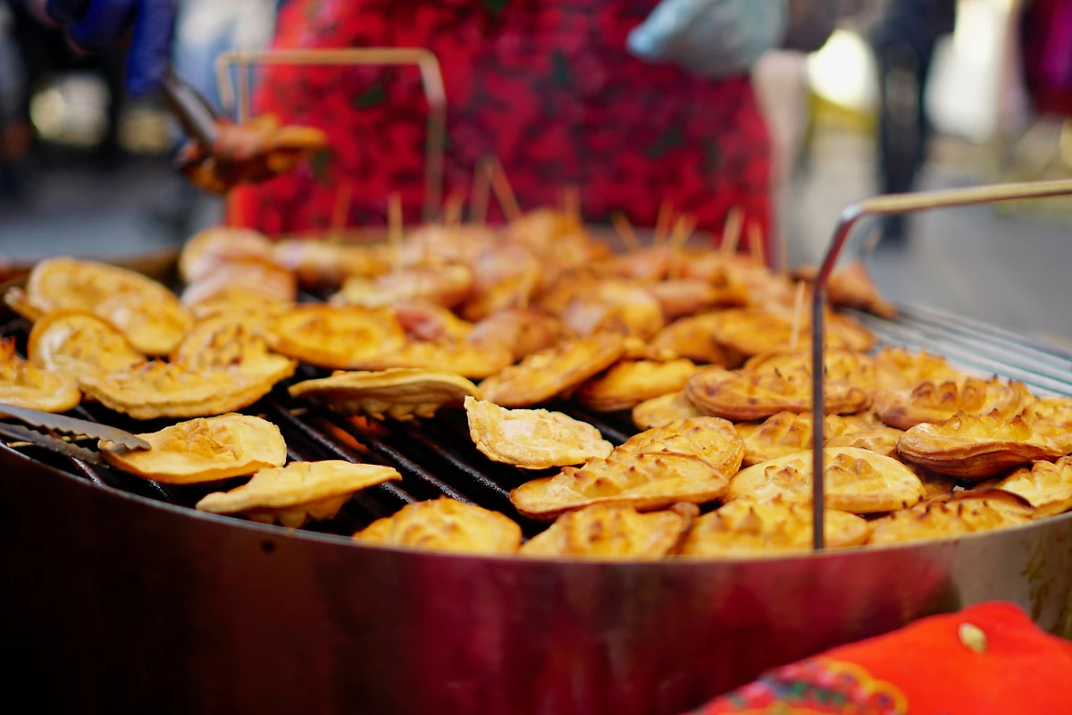 Oscypek grillé dans un marché de Noël, Pologne
