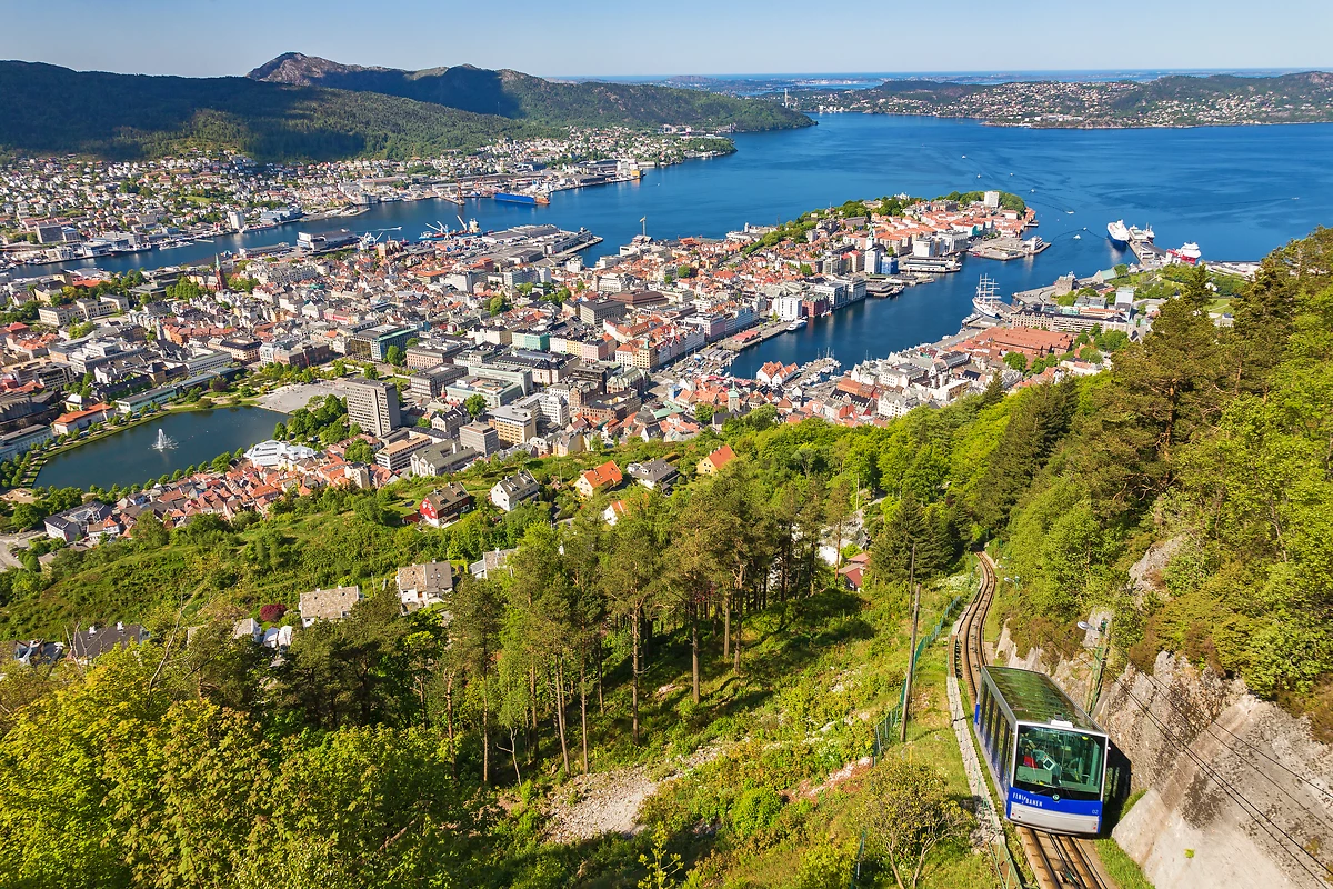 Vue de Bergen et du funiculaire menant au mont Floyen, Norvège