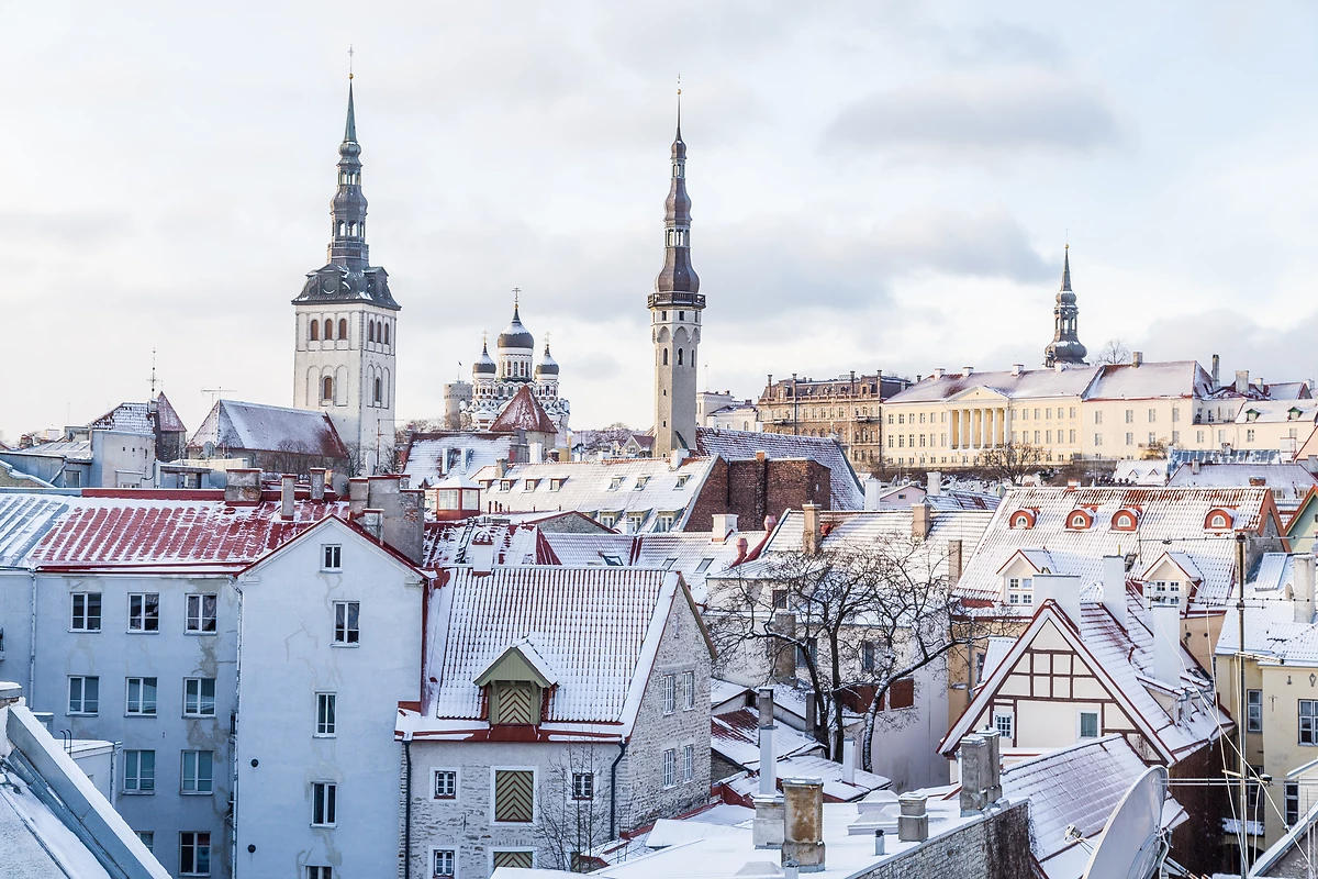 Vue de Tallinn en hiver, montrant l'église Saint-Nicolas, Estonie