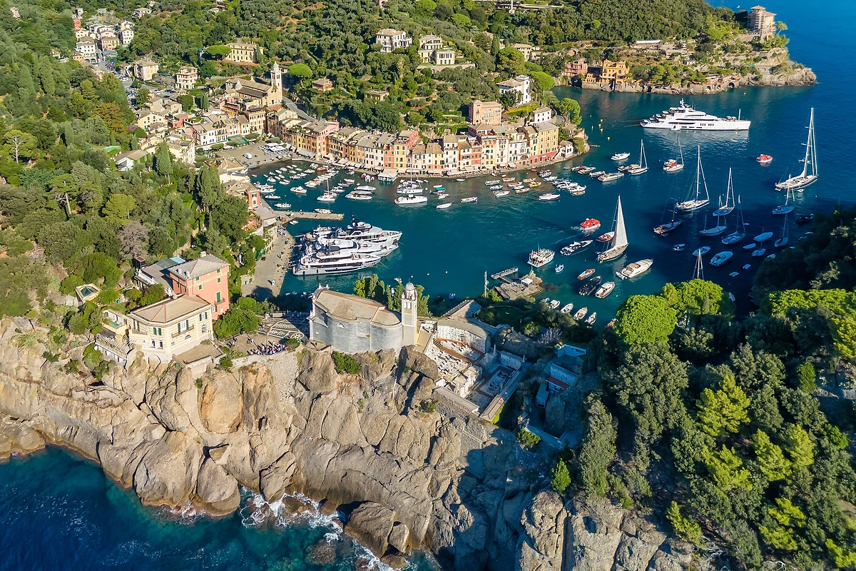 Vue aérienne de la pittoresque station balnéaire de Portofino, Ligurie, Italie