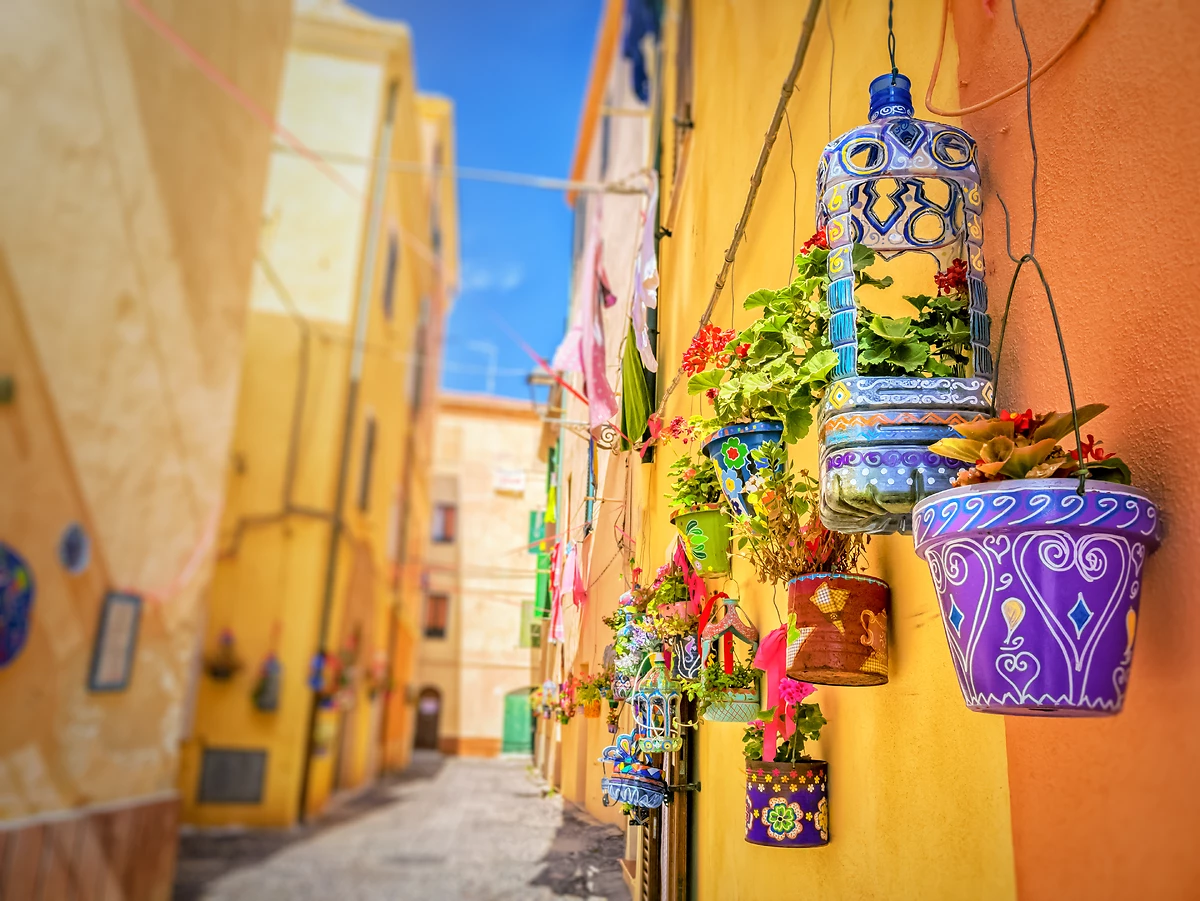 Rue colorée d'Alghero, Sardaigne, Italie