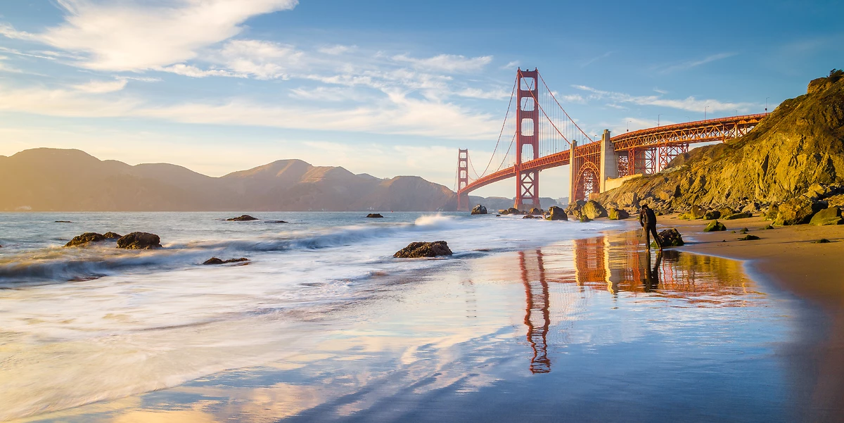 Vue sur le Golden Gate Bridge depuis la pittoresque Baker Beach, San Francisco, Californie