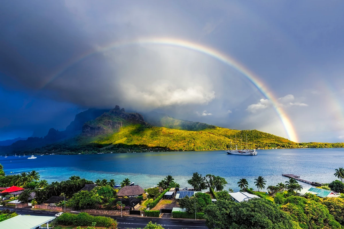 Paysage marin avec un double arc-en-ciel à Moorea, Polynésie française