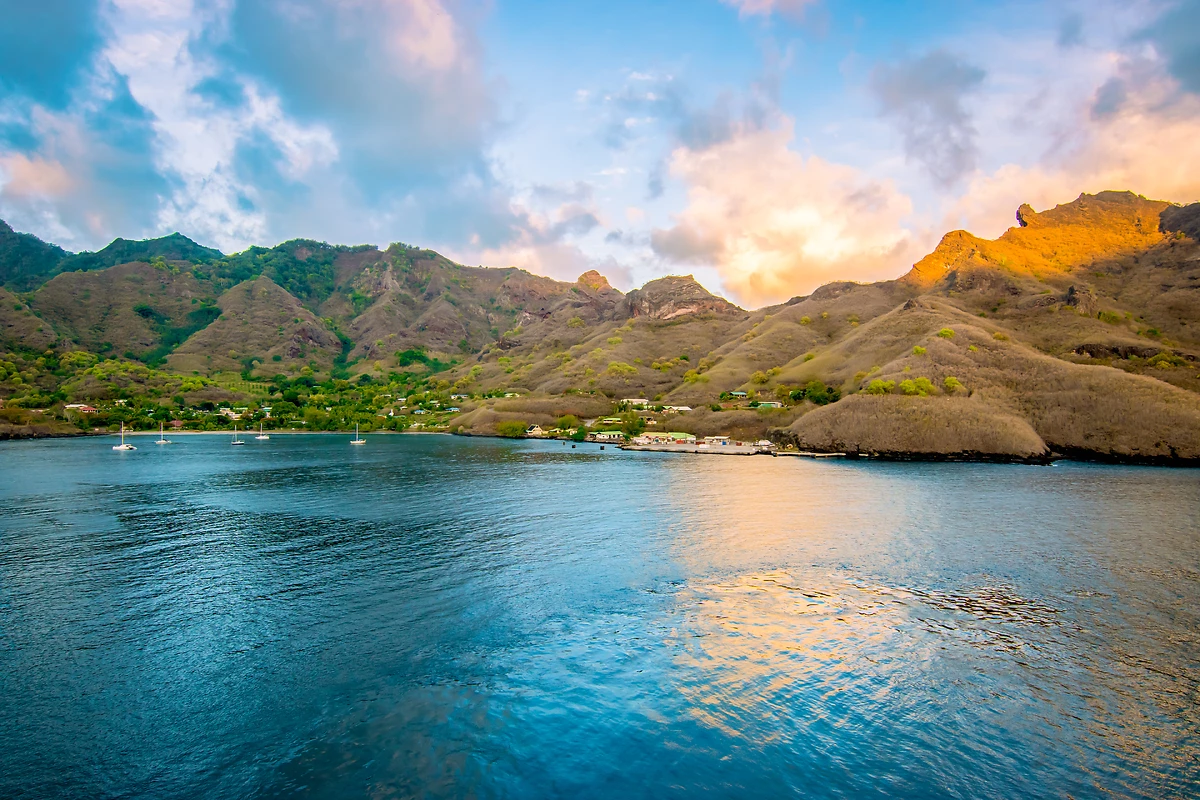 Paysage montagneux au coucher du soleil à Nuku Hiva, Polynésie française