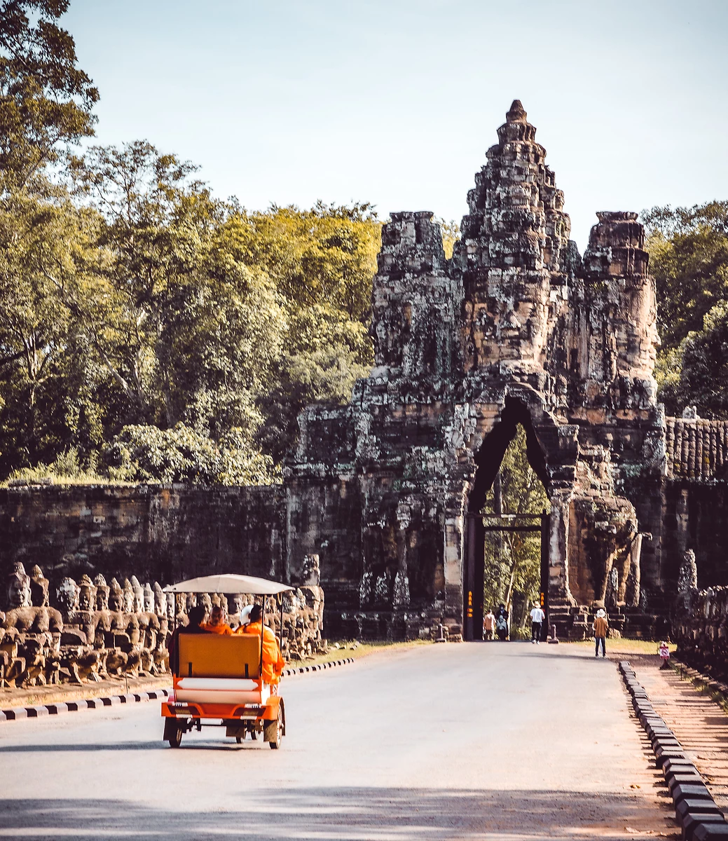 Des moines entrant à Angkor Wat dans un tuk tuk, Cambodge