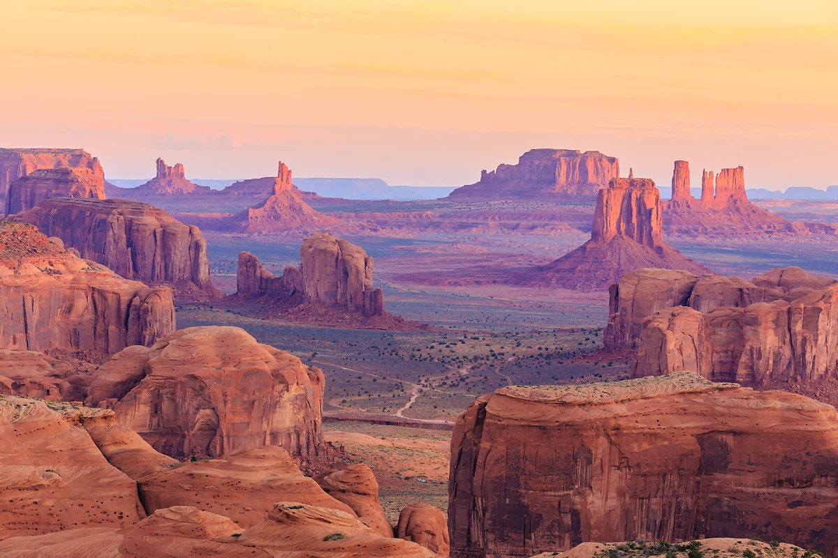 Lever de soleil à Hunts Mesa, Monument Valley, Arizona