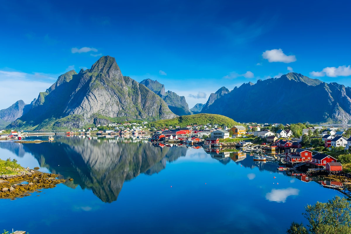 Reflet parfait du village de la Reine sur l’eau du fjord dans les îles Lofoten, Norvège