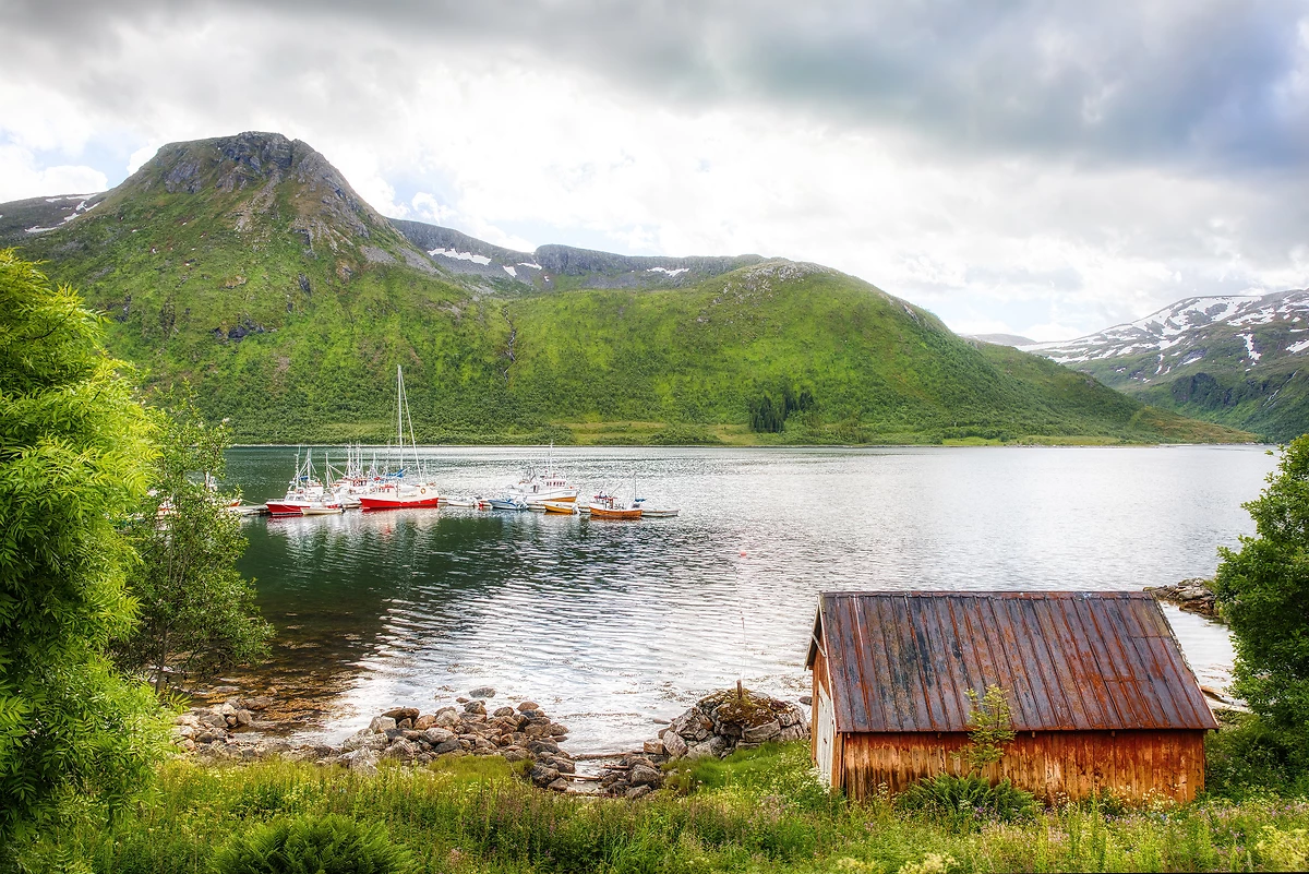 Vieux hangar sur le rivage à Torsken, Norvège