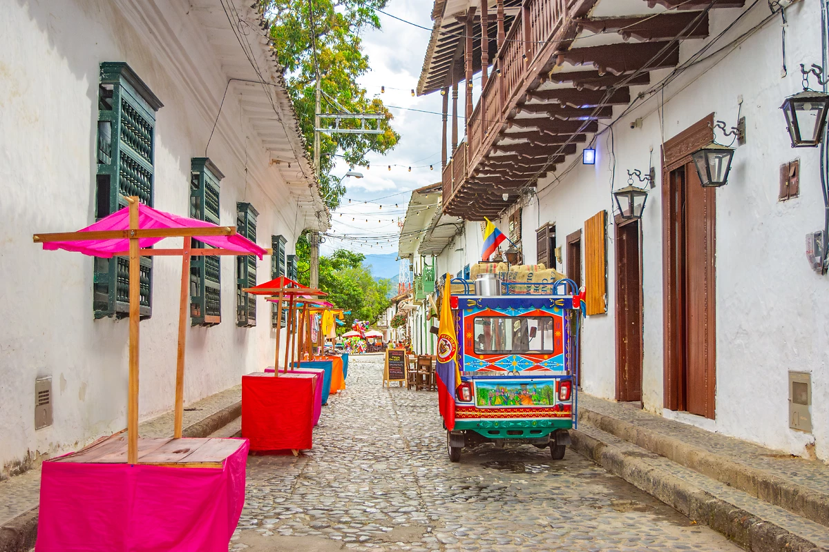Scène de rue coloniale vibrante à Santa Fe de Antioquia