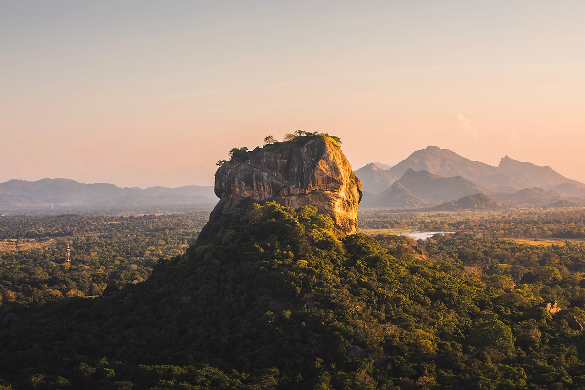 Sigiriya, également connu sous le nom de Lion Rock, au coucher du soleil