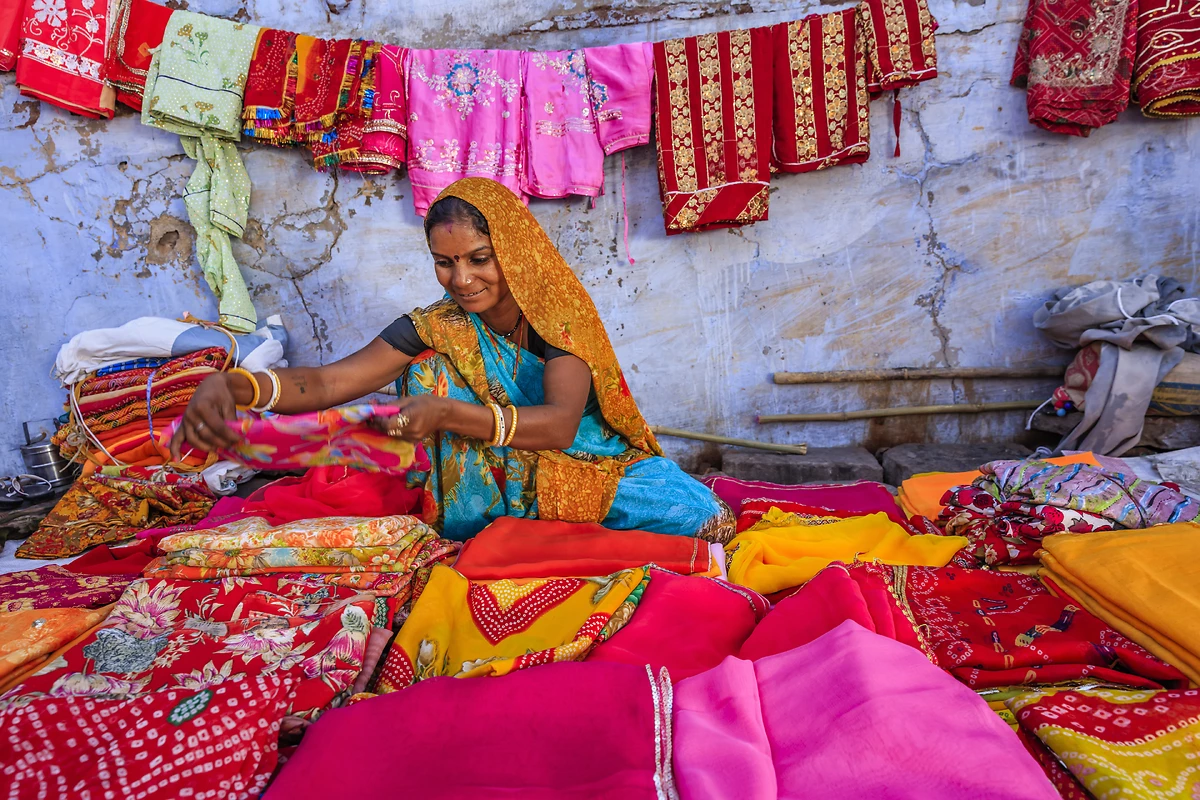 Femme vendant des tissus colorés, Jodhpur, Rajasthan, Inde