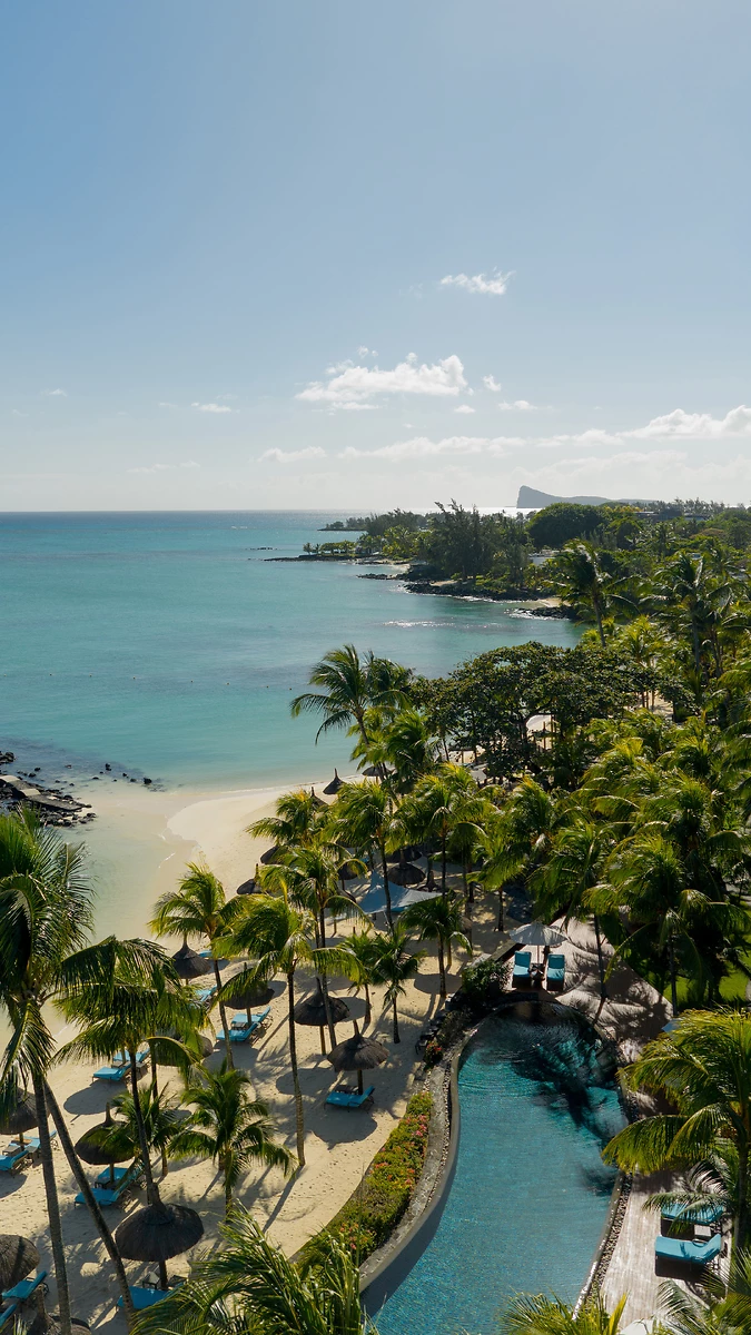 Vue sur la piscine et la plage de l'hôtel, Royal Palm Beachcomber Luxury