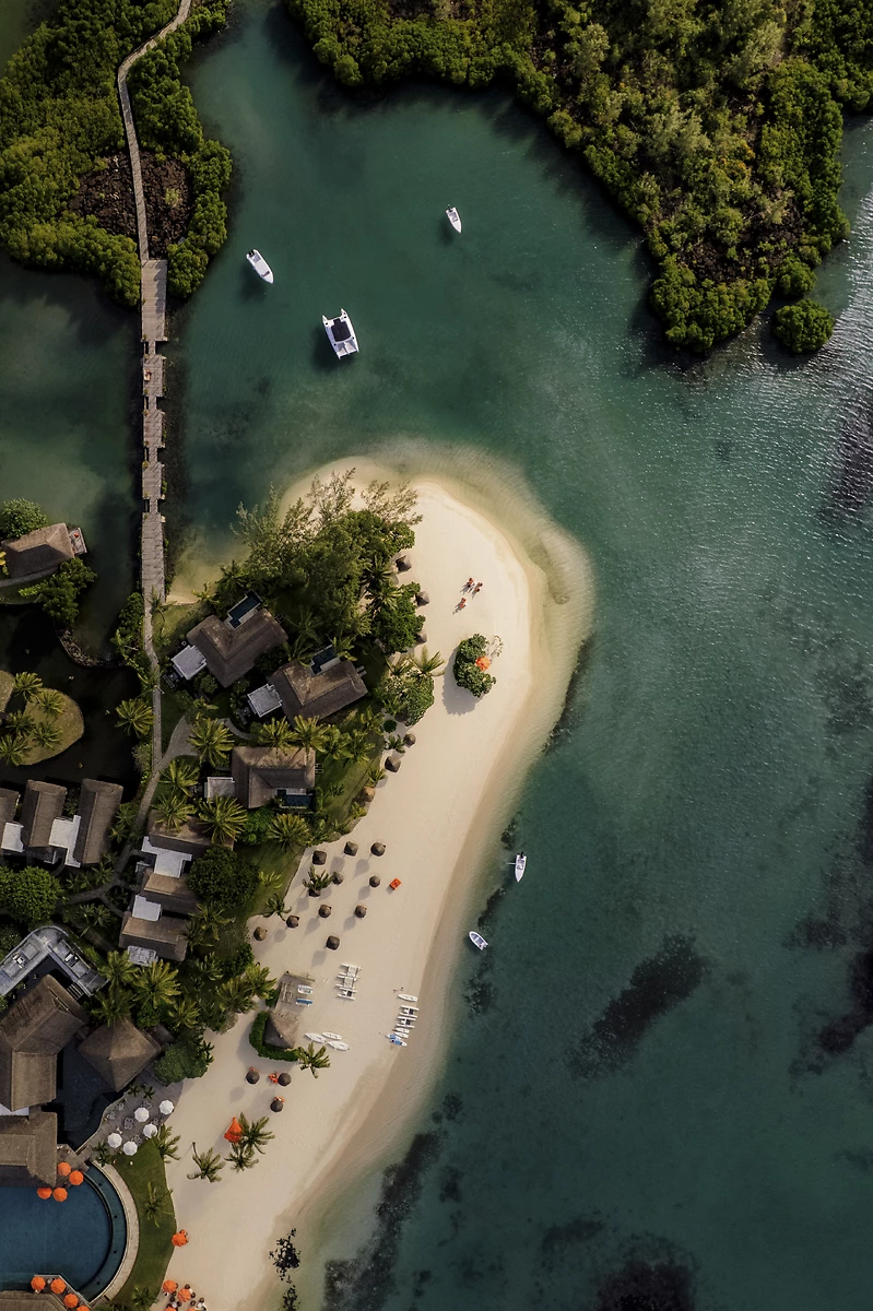 Vue aérienne sur l'hôtel et sa plage, Constance Prince Maurice, Maurice